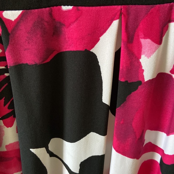 Trixxi Floral V neck Dress - Picture 4 of 4